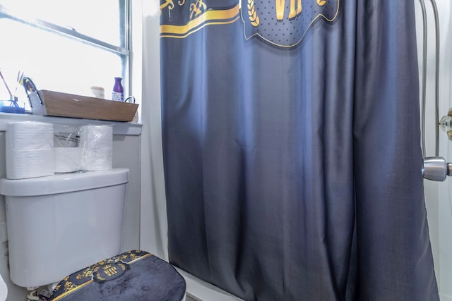 2801 Peachtree Ln, Pantego, TX 76013 - bathroom with toilet and a shower with curtain