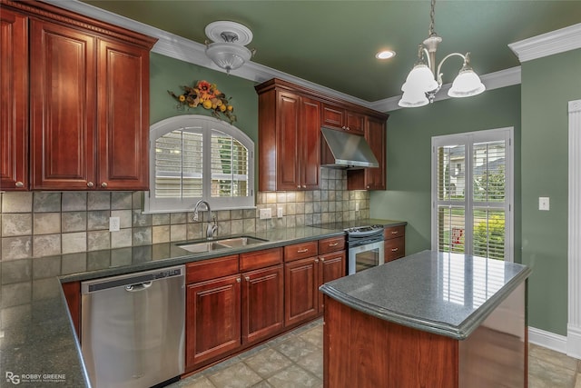 532 Hunters Run, Bossier City, LA 71111 - kitchen featuring stainless steel appliances, under cabinet range hood, a sink, crown molding, and a chandelier