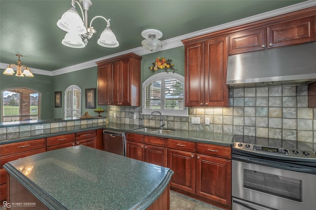 532 Hunters Run, Bossier City, LA 71111 - kitchen with a chandelier, stainless steel appliances, under cabinet range hood, a sink, and dark countertops