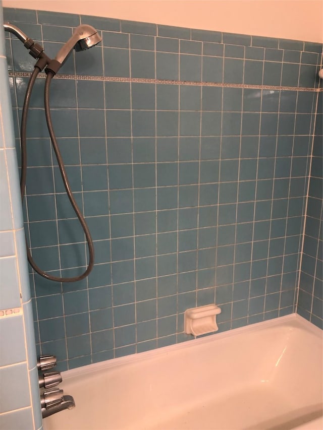608 Spinner Rd, Desoto, TX 75115 - bathroom featuring shower / washtub combination