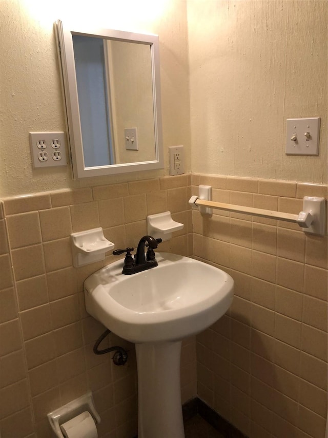608 Spinner Rd, Desoto, TX 75115 - bathroom featuring tile walls and a wainscoted wall