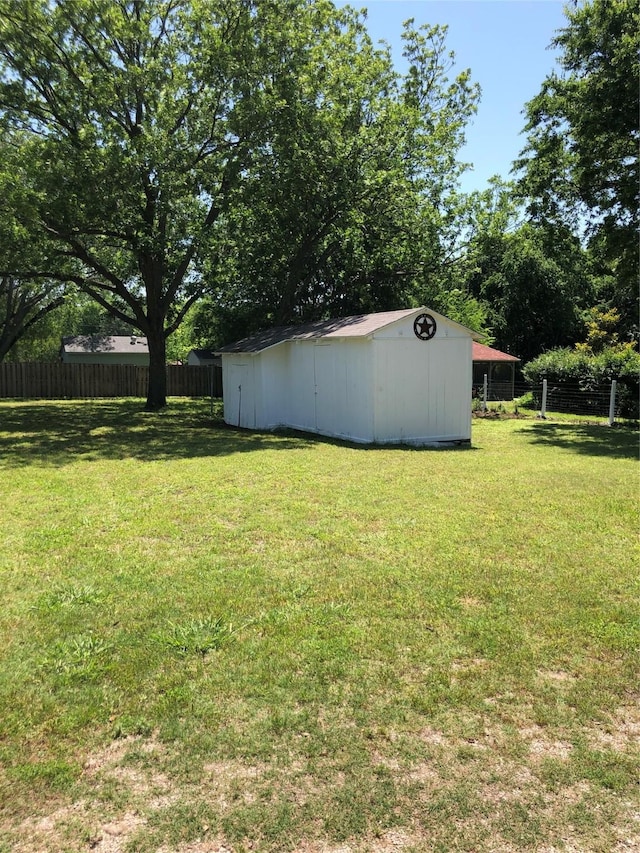 608 Spinner Rd, Desoto, TX 75115 - view of yard featuring a storage shed and an outdoor structure