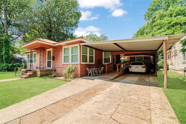 670 SE 22nd St SE, Paris, TX 75460 - view of front facade featuring a front yard, concrete driveway, and an attached carport