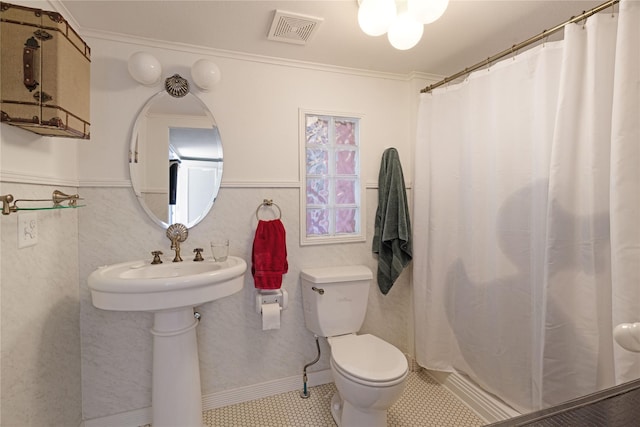 670 SE 22nd St SE, Paris, TX 75460 - full bath with toilet, crown molding, a shower with curtain, and wainscoting