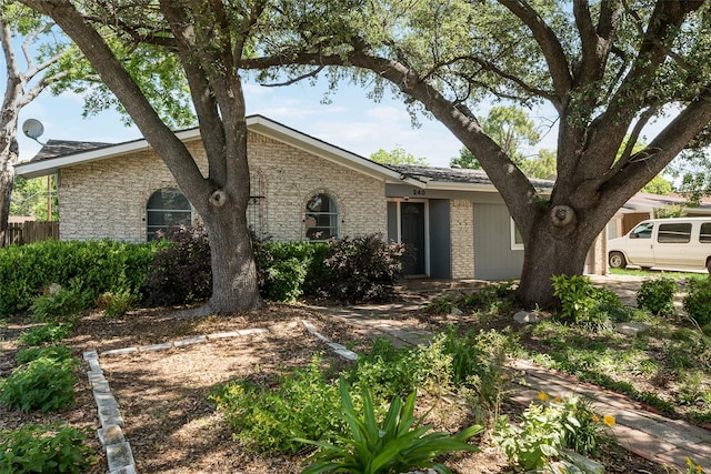 240 N Bryan Pl, Mesquite, TX 75149 - ranch-style house featuring brick siding and fence