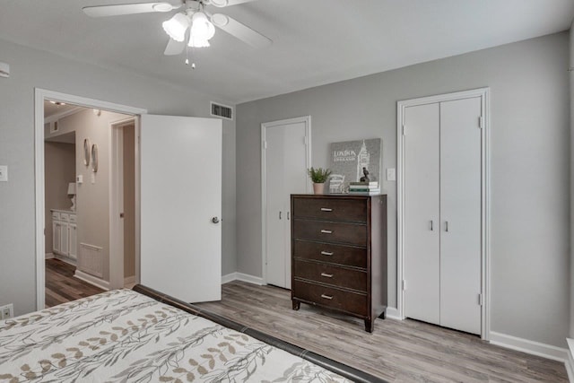 15151 Berry Trl Unit 401, Dallas, TX 75248 - bedroom with wood finished floors, ensuite bath, baseboards, and ceiling fan