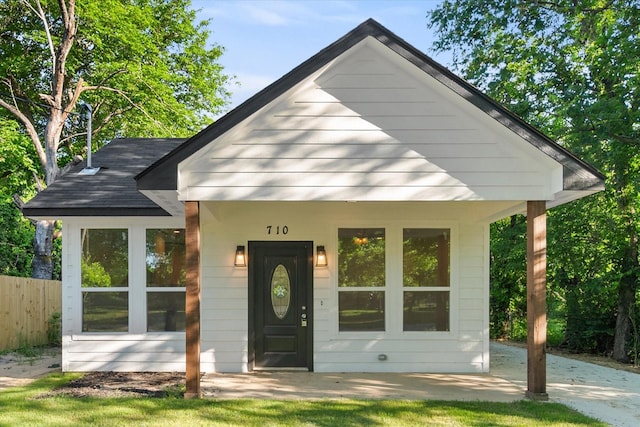 710 E 3rd Ave, Corsicana, TX 75110 - view of front of house featuring fence