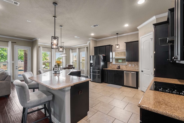 958 Prairie Timber Rd, Burleson, TX 76028 - kitchen featuring stainless steel appliances, a sink, recessed lighting, backsplash, and plenty of natural light