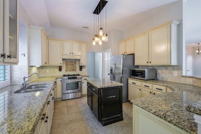 11212 Sunrise Ln, Frisco, TX 75035 - kitchen with stainless steel appliances, a chandelier, cream cabinetry, a sink, and tasteful backsplash