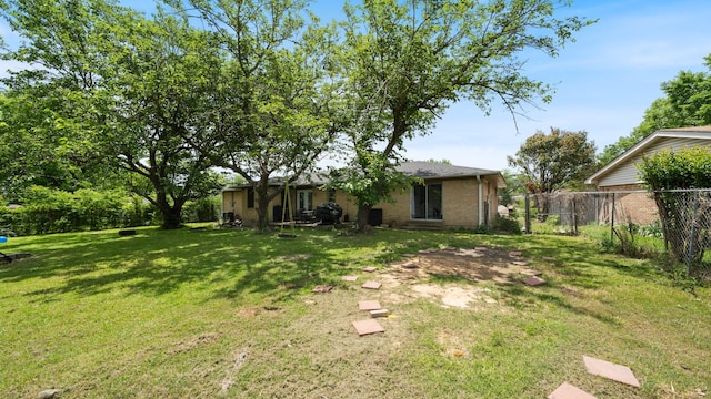413 E 9th St, Kaufman, TX 75142 - view of yard