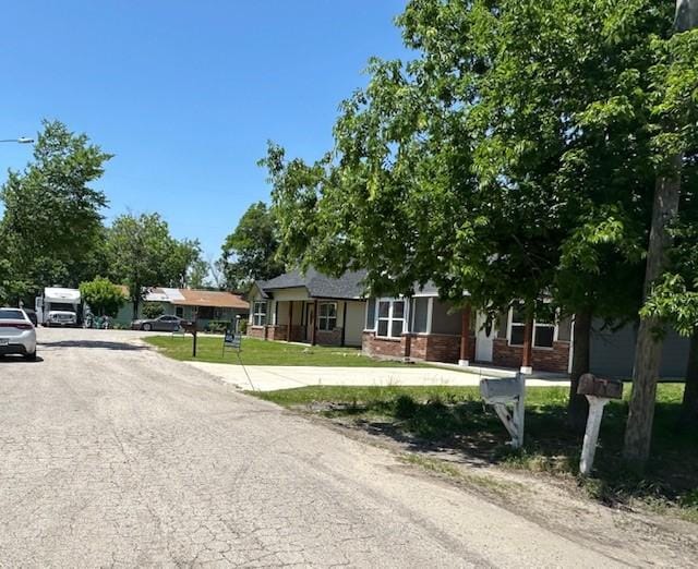 view of front of property featuring brick siding and a front yard