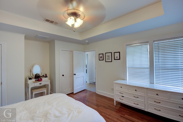 bedroom featuring dark wood-type flooring, a closet, baseboards, and ceiling fan