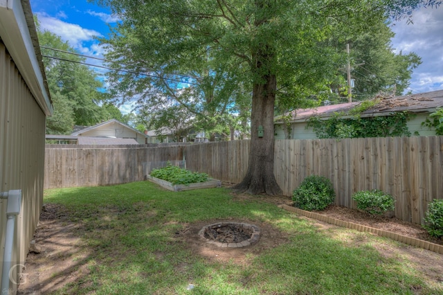view of yard with a garden