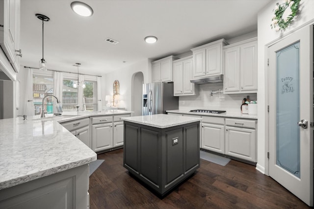 7608 White Fawn Rd, Arlington, TX 76002 - kitchen featuring stainless steel fridge with ice dispenser, a spacious island, arched walkways, white cabinetry, and dark wood-style floors