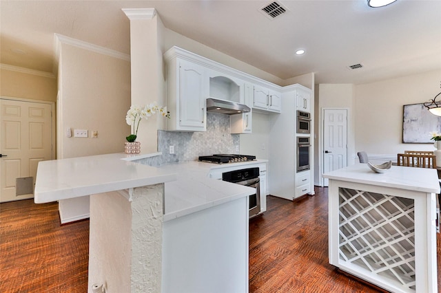 7627 Sweetgum Dr, Irving, TX 75063 - kitchen with a peninsula, stainless steel gas cooktop, backsplash, crown molding, and recessed lighting