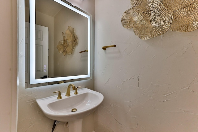 7627 Sweetgum Dr, Irving, TX 75063 - bathroom featuring a sink