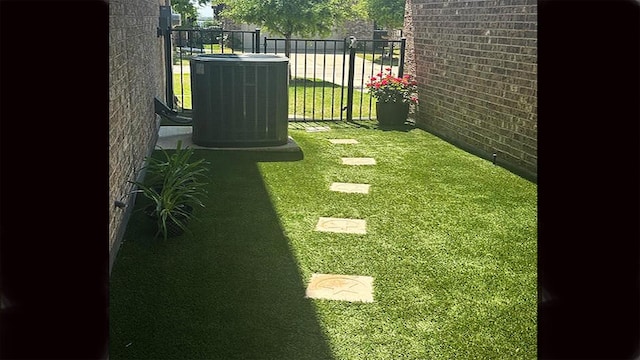7436 Palisades Dr, Rowlett, TX 75088 - view of yard with central AC