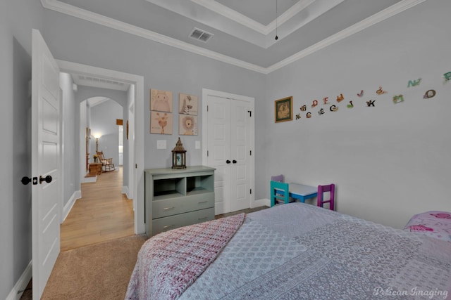 150 St Andrews Ln, Benton, LA 71006 - bedroom featuring arched walkways, crown molding, carpet, baseboards, and a closet