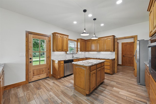 317 County Road 4790, Boyd, TX 76023 - kitchen featuring stainless steel appliances, a sink, a center island, light wood finished floors, and recessed lighting