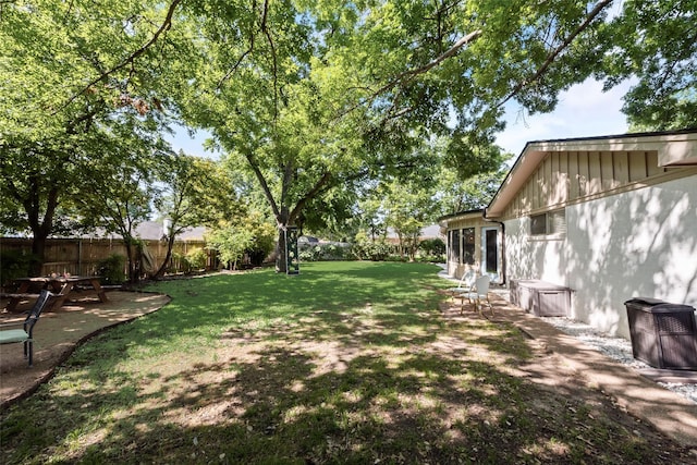 view of yard featuring a patio area