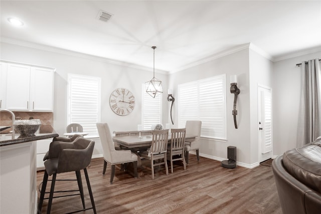 4804 Spicewood Ln, Arlington, TX 76017 - dining room featuring light wood-type flooring, baseboards, ornamental molding, and recessed lighting
