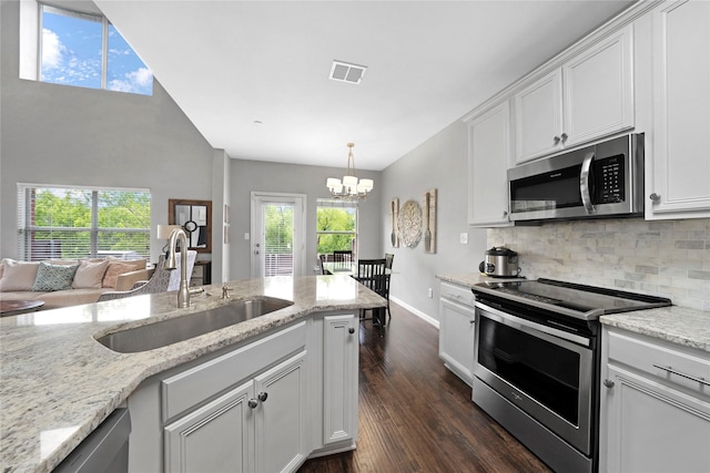 3421 Paisano Trl, Plano, TX 75093 - kitchen featuring stainless steel appliances, a sink, a chandelier, backsplash, and dark wood-style floors