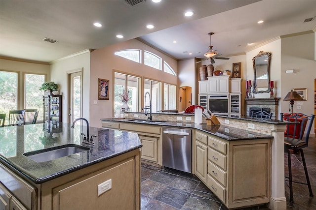 6700 Lions Gate Ct, Arlington, TX 76001 - kitchen with dishwasher, a large island, a sink, crown molding, and ceiling fan