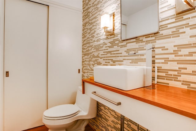5848 Colhurst St, Dallas, TX 75230 - half bath with tasteful backsplash and toilet