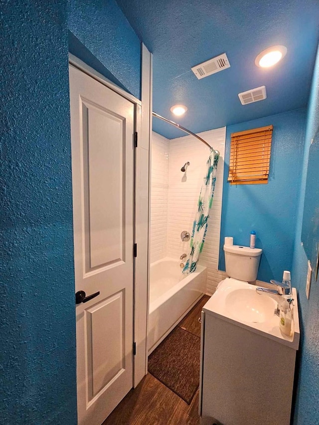 325 Fcr 1211, Fairfield, TX 75840 - bathroom with a textured wall, wood finished floors, shower / tub combo with curtain, toilet, and vanity