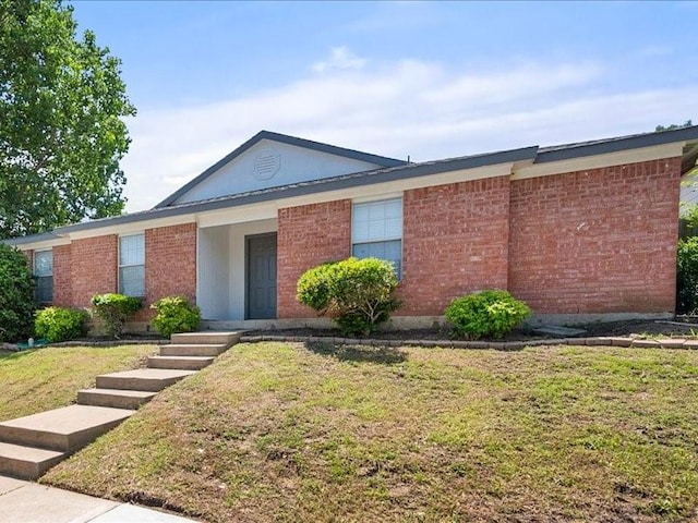 1008 Breezewood Dr, Arlington, TX 76017 - ranch-style home featuring a front yard and brick siding