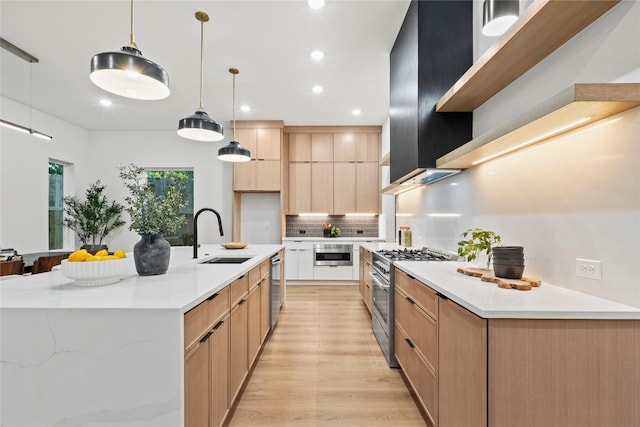 426 Avenue Ave E, Dallas, TX 75203 - kitchen with a sink, stainless steel appliances, backsplash, light wood-style flooring, and light brown cabinets