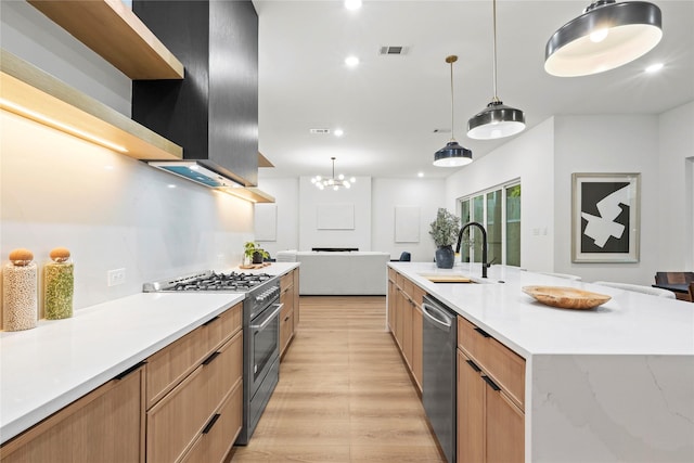 426 Avenue Ave E, Dallas, TX 75203 - kitchen featuring stainless steel appliances, a sink, light wood-style floors, recessed lighting, and decorative light fixtures
