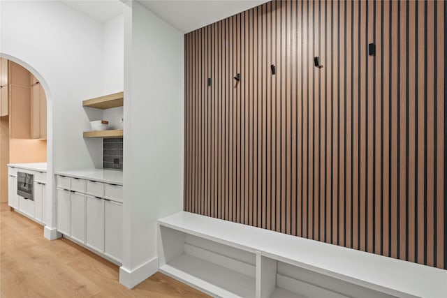 426 Avenue Ave E, Dallas, TX 75203 - mudroom with light wood-style floors and arched walkways