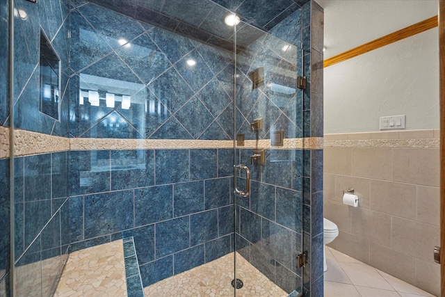 4029 Whiterock Trl, Garland, TX 75043 - bathroom featuring toilet, tile walls, a shower stall, crown molding, and a wainscoted wall