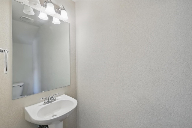 10748 Irish Glen Trl, Fort Worth, TX 76052 - half bathroom featuring a sink