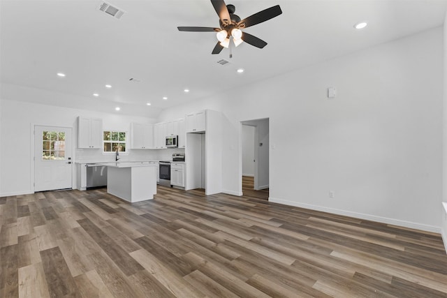 1612 Cheyenne Trl, Granbury, TX 76048 - unfurnished living room featuring recessed lighting, a ceiling fan, lofted ceiling, wood finished floors, and baseboards