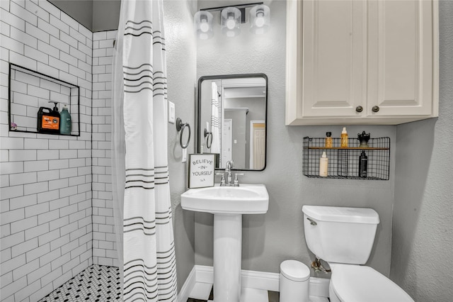 124 Oakvista Dr, Aledo, TX 76008 - bathroom featuring toilet, tiled shower, and baseboards