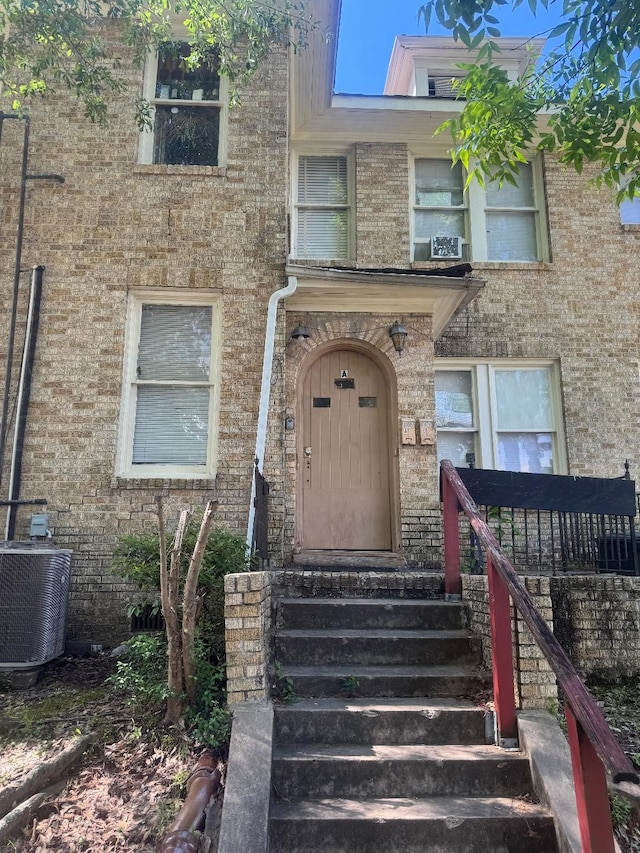605 Merrick St, Shreveport, LA 71104 - view of front of home featuring brick siding and central AC