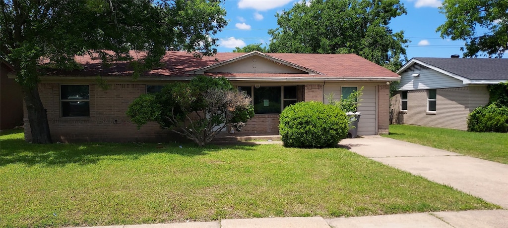 7815 Woodshire Dr, Dallas, TX 75232 - ranch-style house with a front yard and brick siding