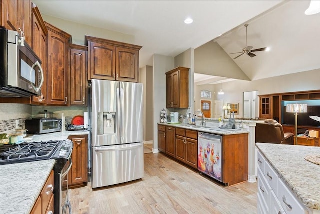128 Creek Rdg, Waco, TX 76708 - kitchen with stainless steel appliances, ceiling fan, open floor plan, a sink, and backsplash
