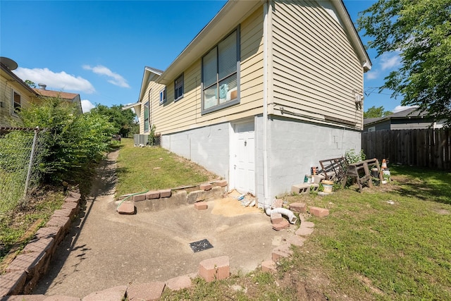 6058 Golden Gate Dr, Dallas, TX 75241 - view of side of property with central AC