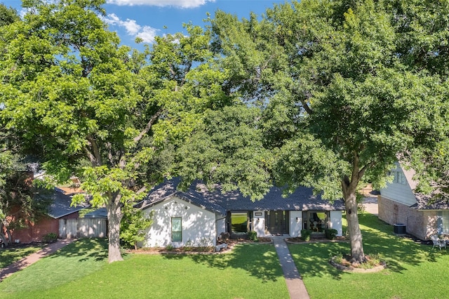 view of front of property featuring a front yard and roof with shingles