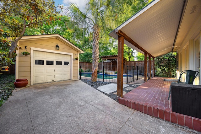 1143 N Winnetka Ave, Dallas, TX 75208 - detached garage with driveway