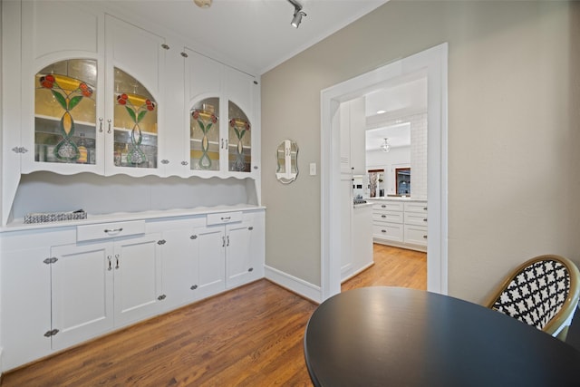 1143 N Winnetka Ave, Dallas, TX 75208 - bar area featuring wood finished floors and baseboards