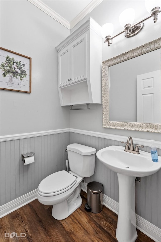 4013 Wisteria Ln, Benton, LA 71006 - bathroom featuring wood finished floors, toilet, wainscoting, crown molding, and baseboards