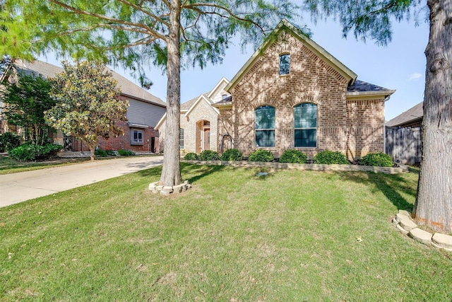 view of front of home featuring brick siding and a front yard