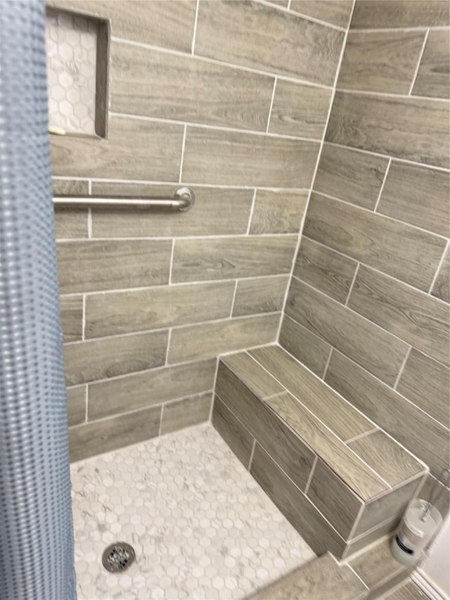 2414 Marfa Ave, Dallas, TX 75216 - bathroom featuring tiled shower