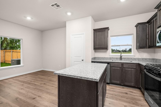 10029 Pilot Pl, Fort Worth, TX 76131 - kitchen featuring a sink, appliances with stainless steel finishes, a kitchen island, light wood-style flooring, and recessed lighting