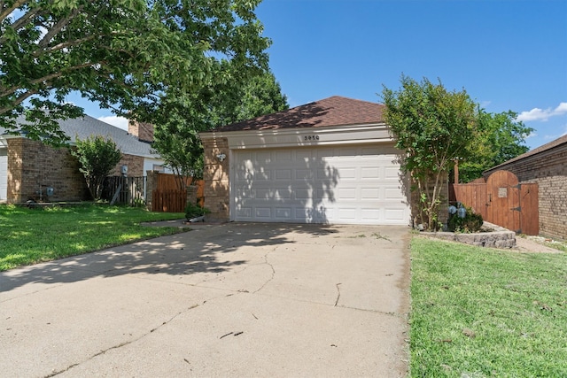 3410 Country Club Pl, Grand Prairie, TX 75052 - garage with a gate