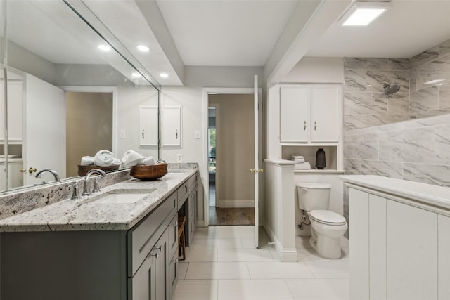 6908 Heatherknoll Dr, Dallas, TX 75248 - full bath with recessed lighting, toilet, vanity, tiled shower, and baseboards